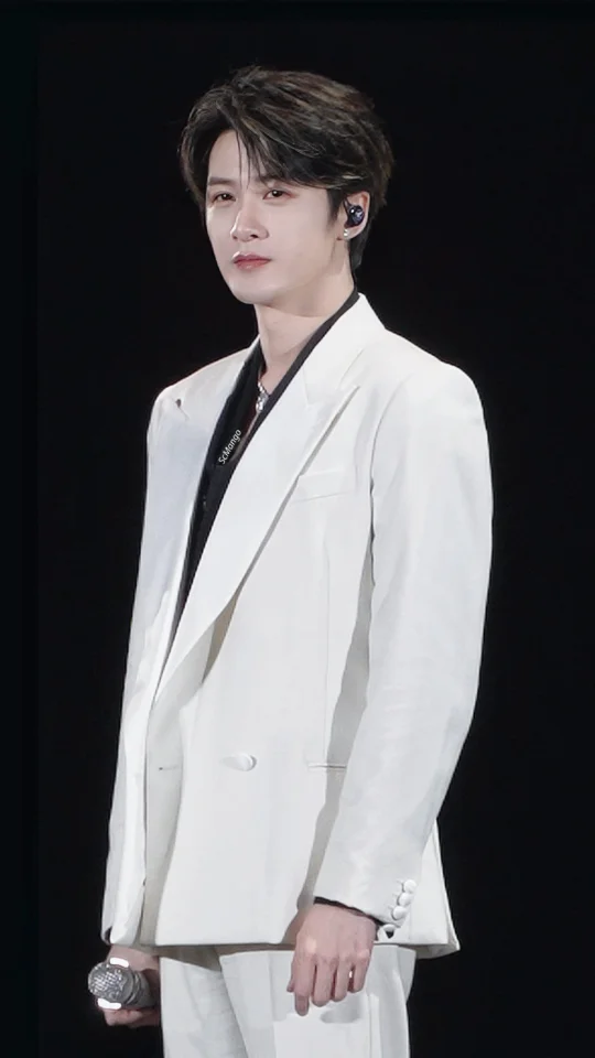 一边是恶意，一边是牵挂，因为深爱，所以在意