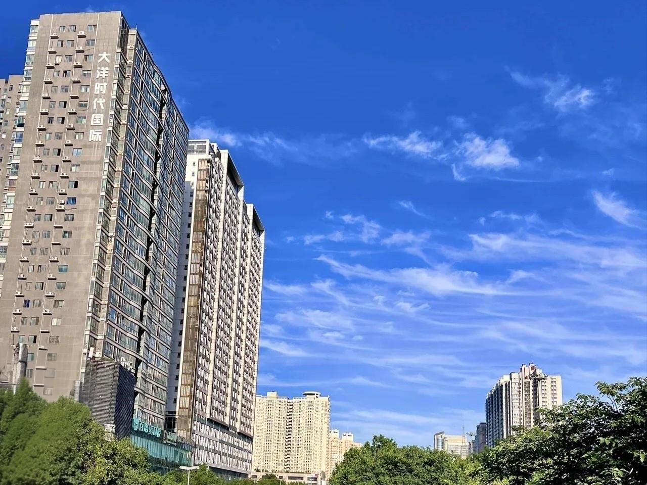 记录我的2026 2026年，城市的天际线美得不像话！站在街头，看着那高低错落的