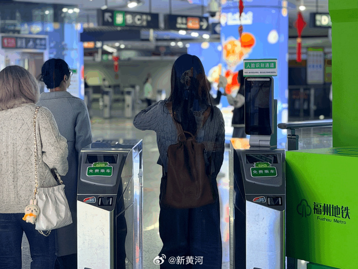 【#福州公共交通6年节假日免费十余次# 】2月15日，新春的脚步渐渐走近，不少人