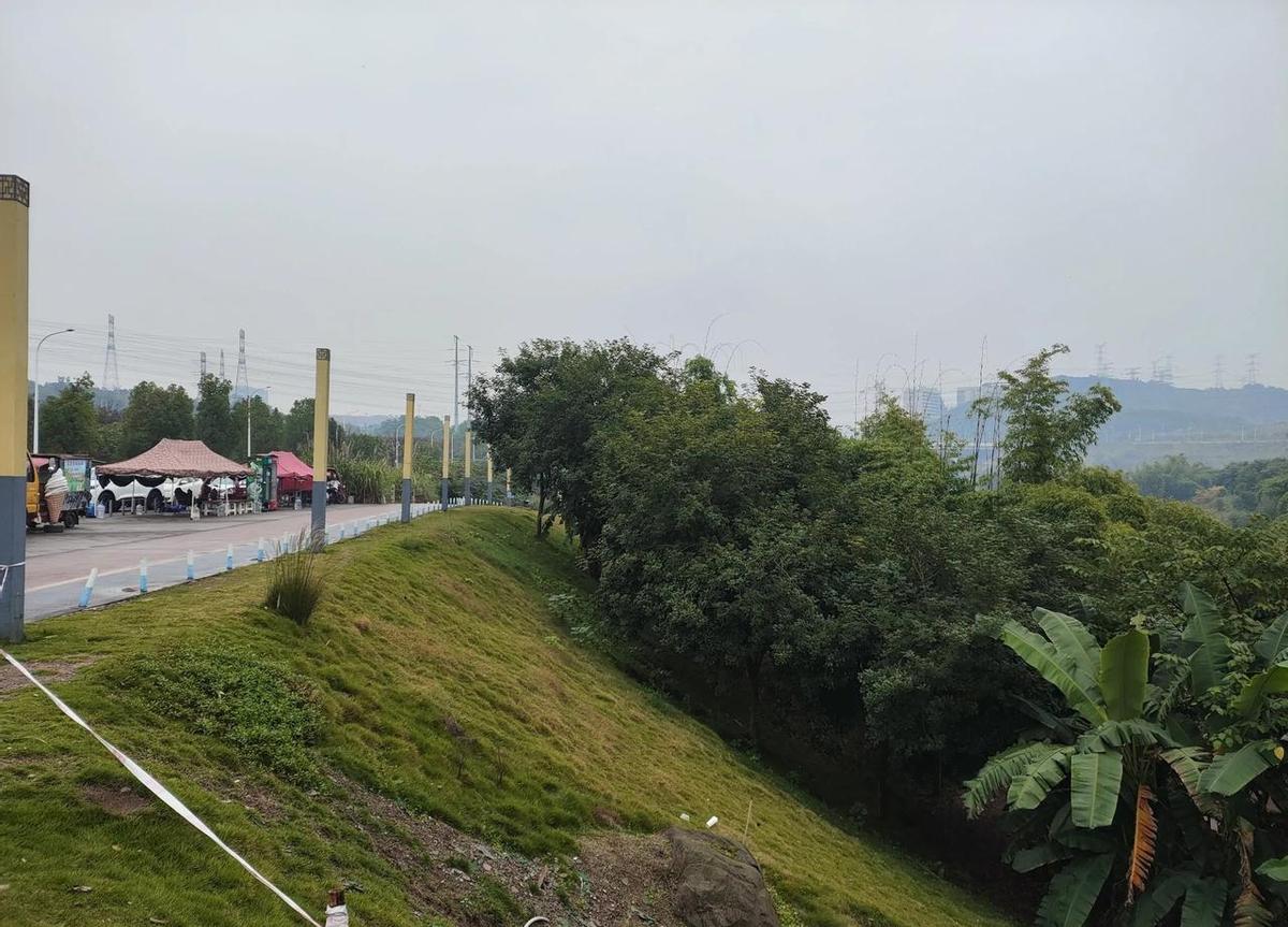 35岁后，工资没涨，负债却涨了。
房贷车贷孩子学费，压得喘不过气。
中年这道坎，