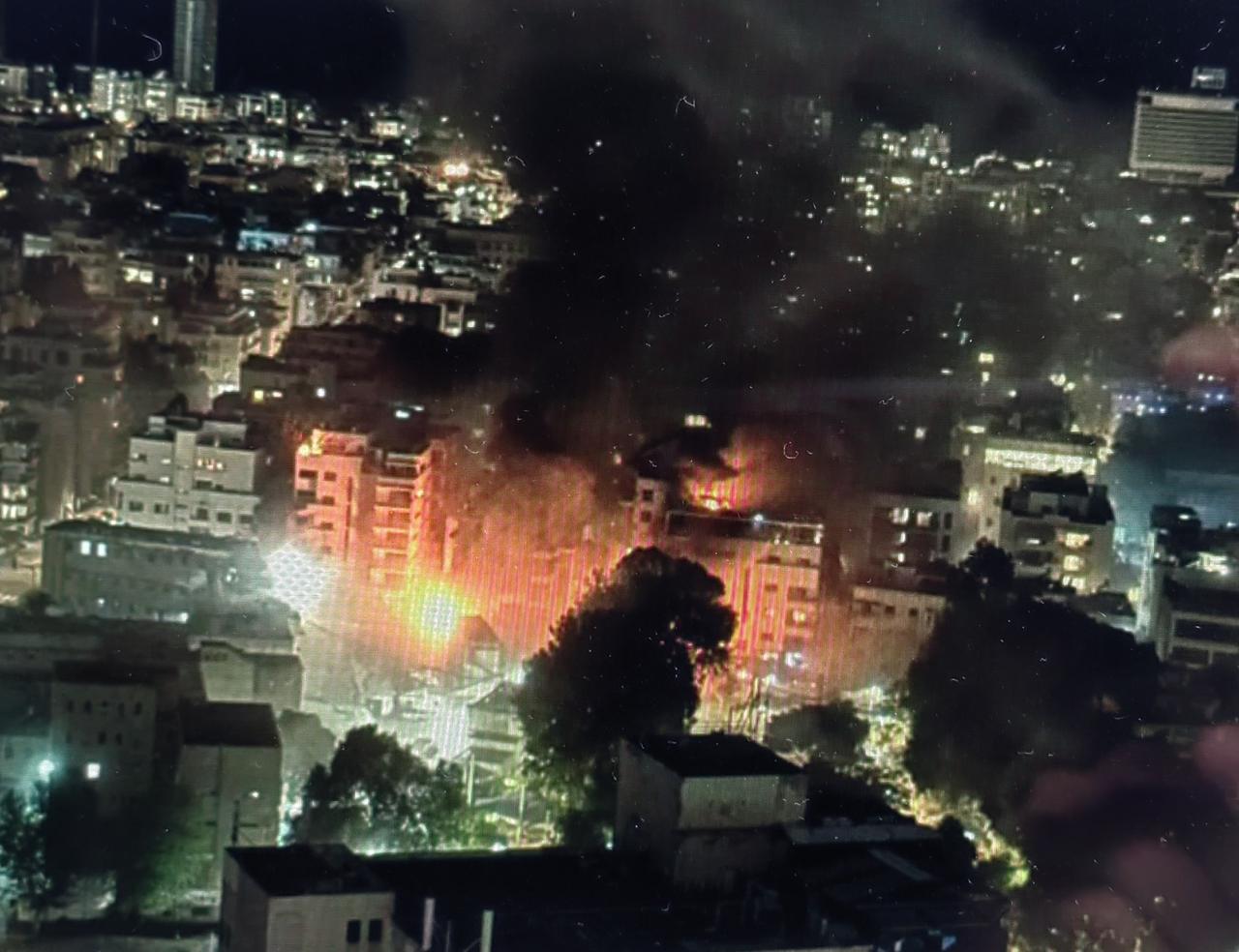 美以联合袭击伊朗说明了三点：
一、帝国不是靠“顾忌”强大的，说干就干，从来不在乎