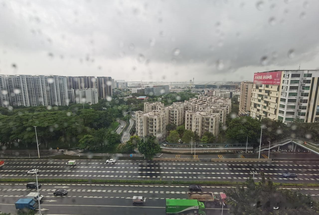 深圳这雨，怕不是天河真的决堤了吧？🌧️

今早一睁眼，窗外又是白茫茫一片——深