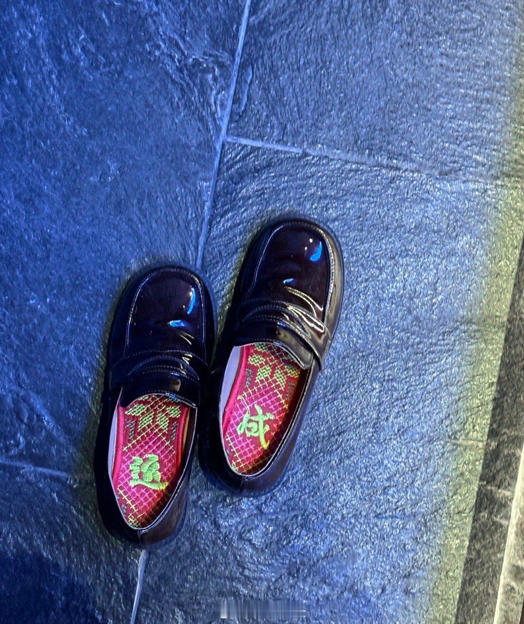 论如何优雅地露出鞋垫 