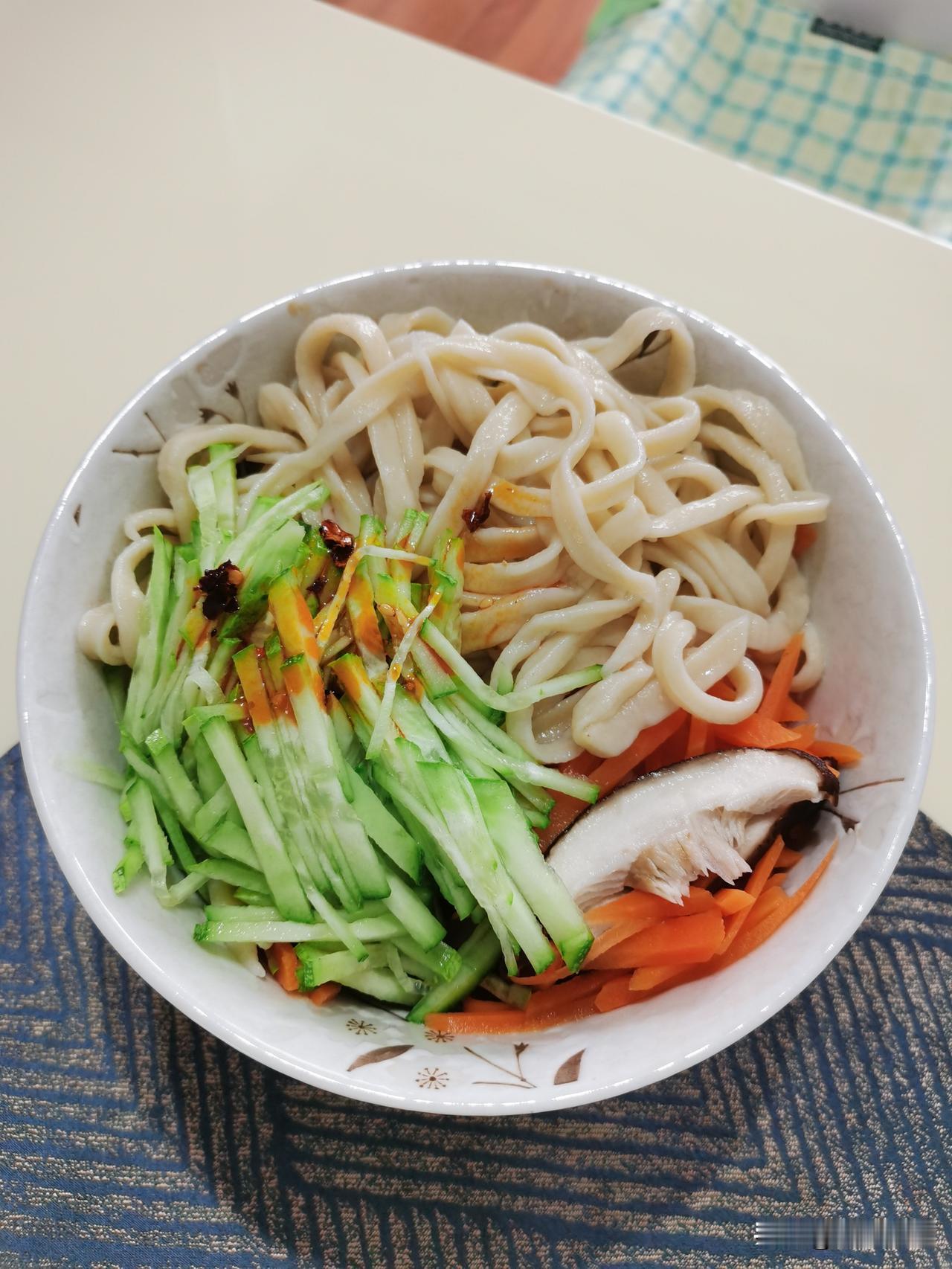 宿舍半夜泡面，不敢开灯，摸黑倒开水。
水全倒手上，我疼得不敢大叫，小声嗷嗷。
室