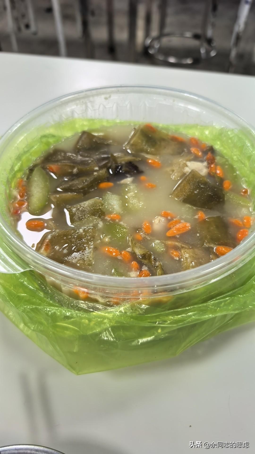 最近上夜班，负责给我们送宵夜的中国餐厅，倒是想了一招两全其美的妙招。
我们的宵夜