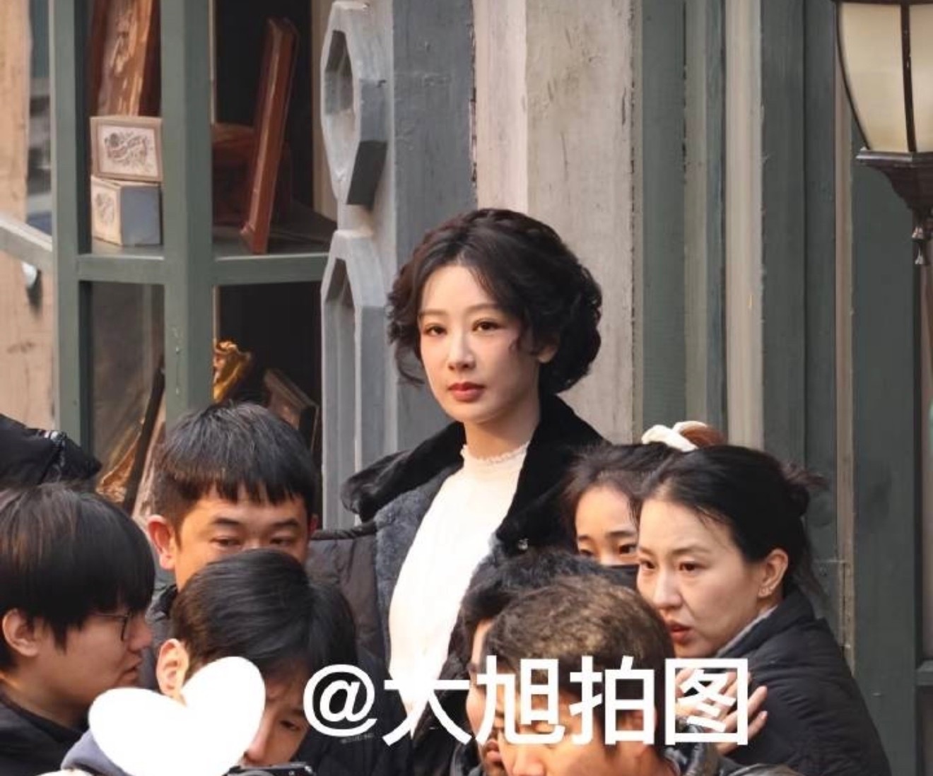 杨紫《玉兰花开君再来》今天的路透 感觉该多补觉了 