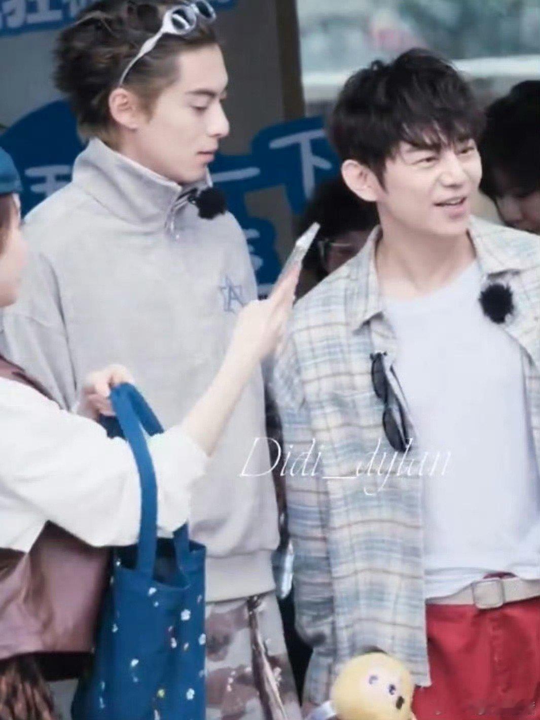 何炅仰头看王鹤棣这一下何老师仰头看王鹤棣眼里闪烁的分明是三分欣慰+三分骄傲哈哈哈