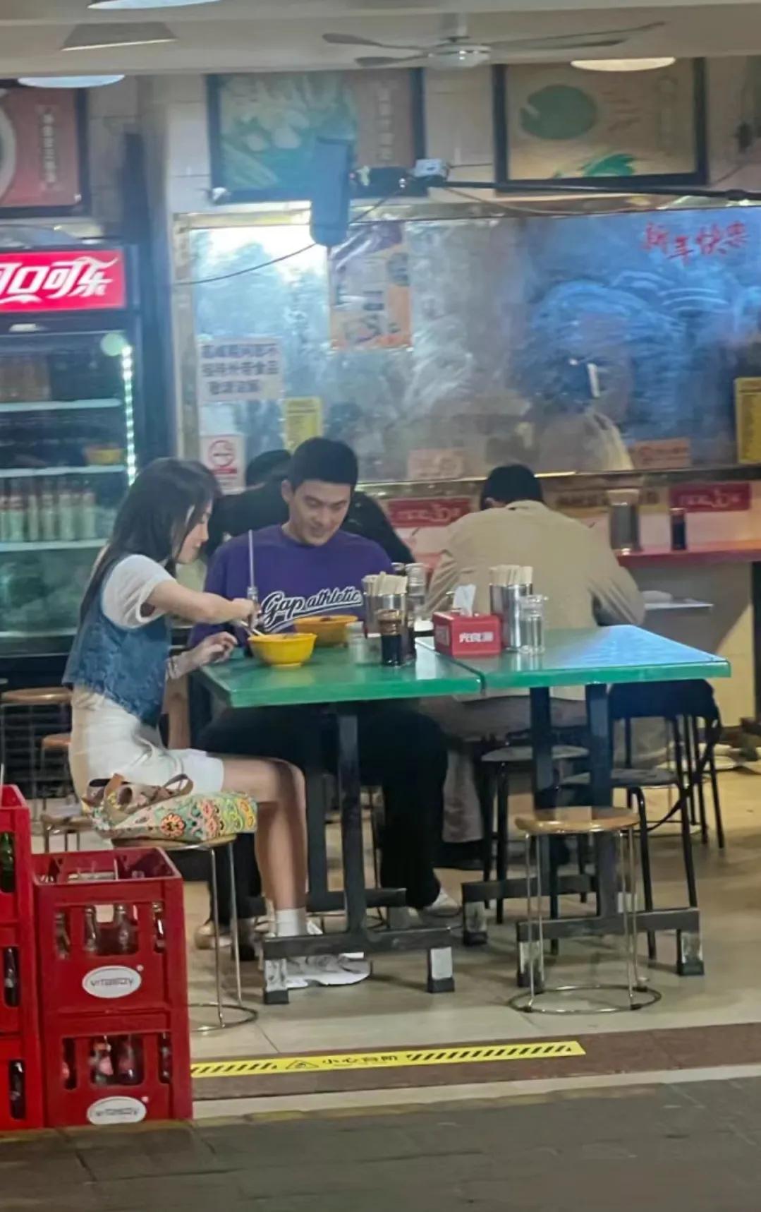 广州偶遇欧豪拍新戏，这都是拍夏天的戏了！都开始穿短袖短裤了！明星也是不容易，不管