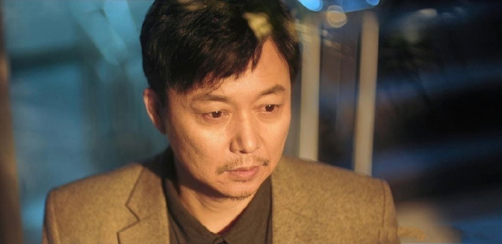 都市剧《熟年》已经开播，没想到在第一集中郝蕾和刘奕君饰演的角色就要闹离婚，当然看