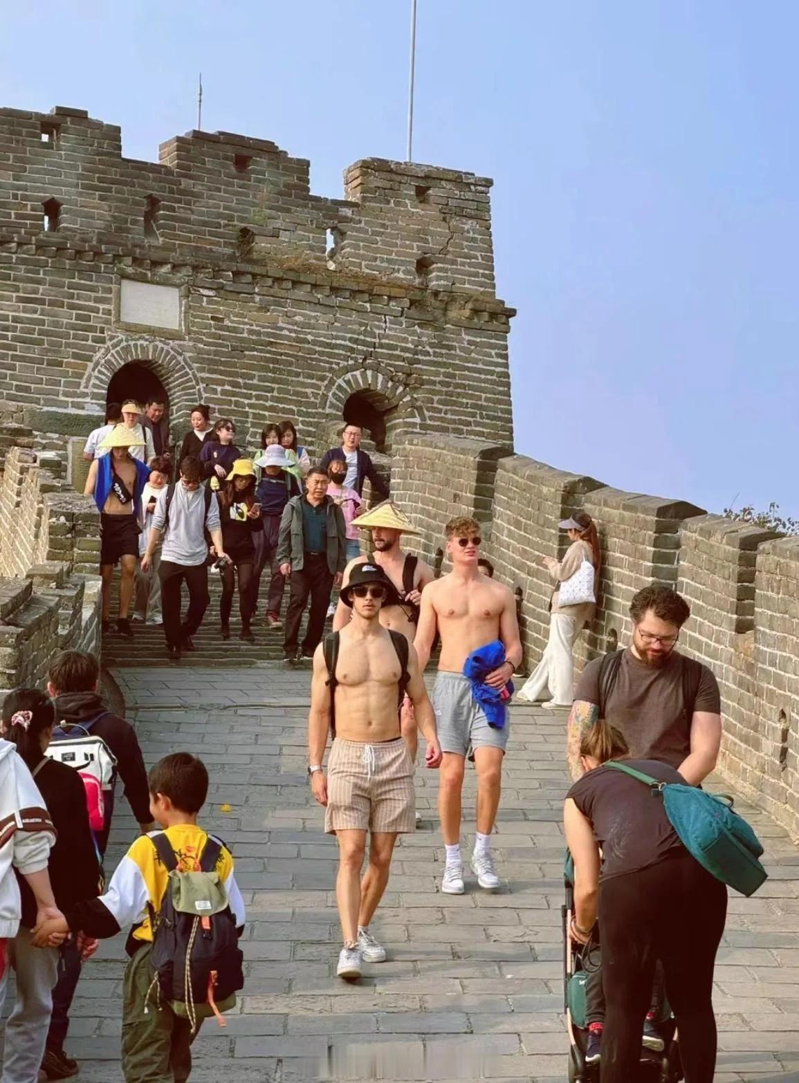 中国男的这么穿，之前上过热搜，叫做没素质。