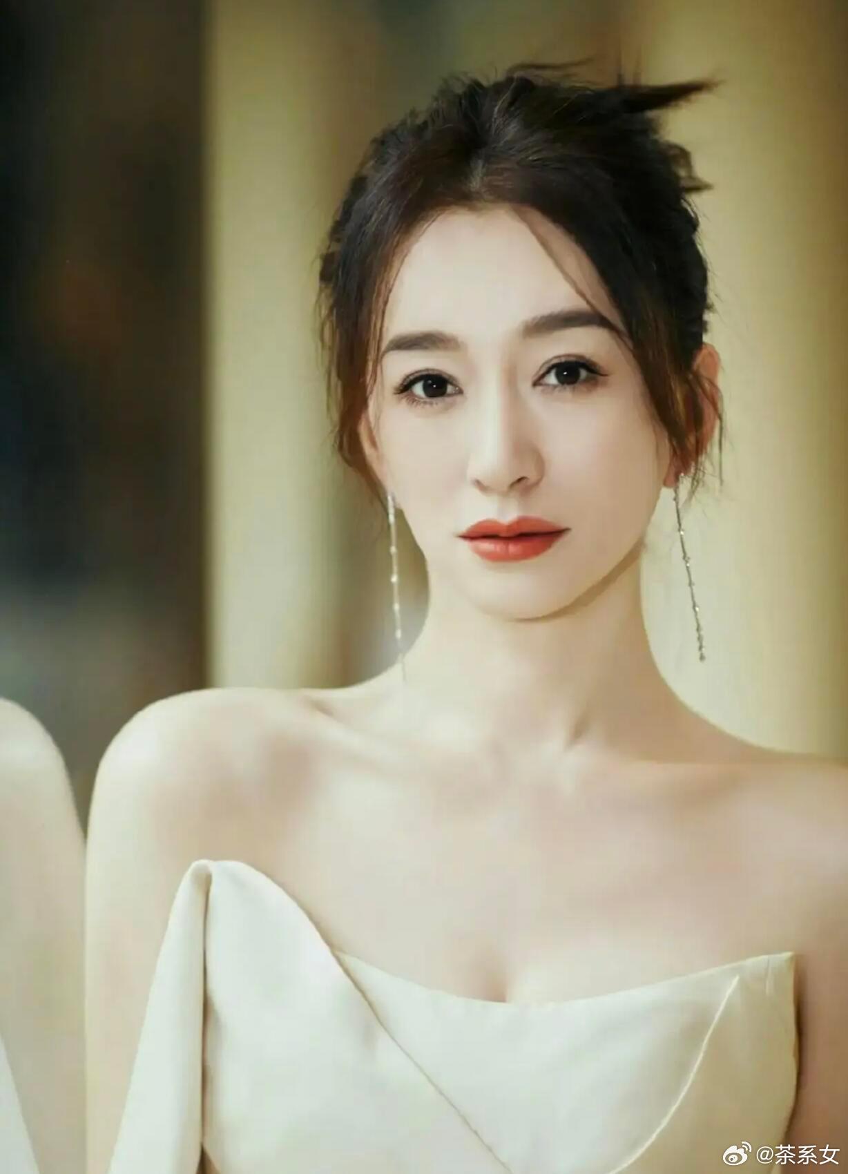 李小冉50岁和年轻时没差，老一辈的人美起来就是没轻没重的。 