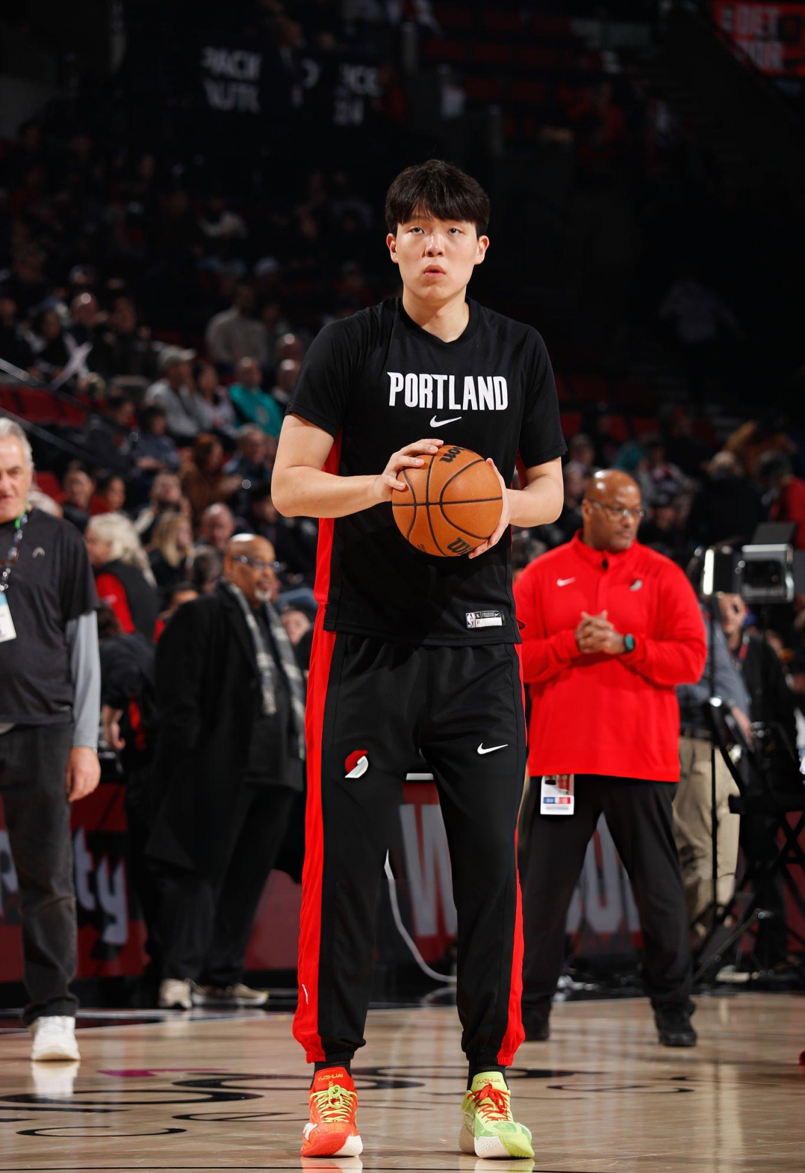 平安夜的比赛杨瀚森上脚一双特别的驭帅20圣诞PE。平安夜 平安果 鸳鸯配色 还有