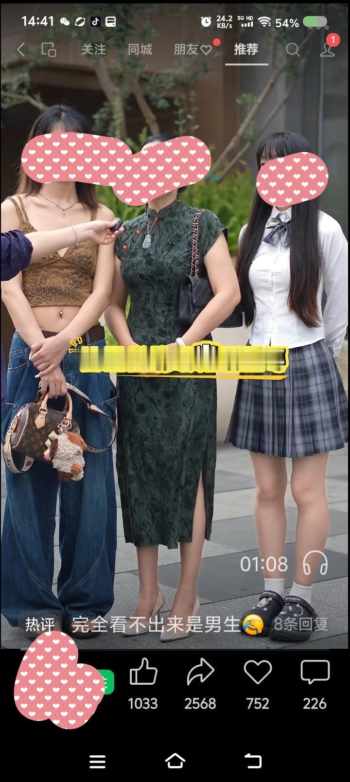 这是什么毁三观视频？——
网上视频：三个人，接受街头访问。年龄大的是母亲，儿子打