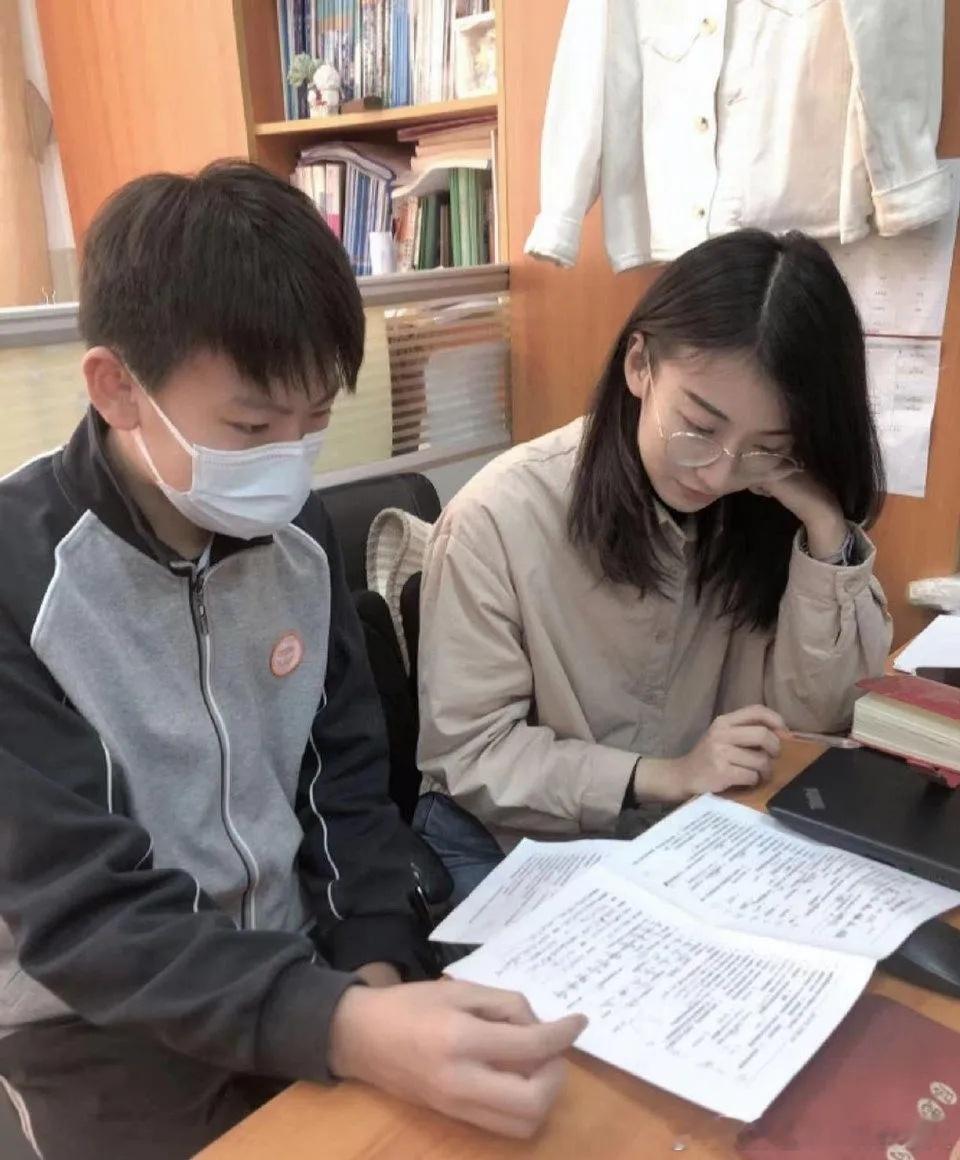 #学校通报女教师出轨高中生#啊…三观震惊！这画面这年龄差也有点过于明显吧，这老湿