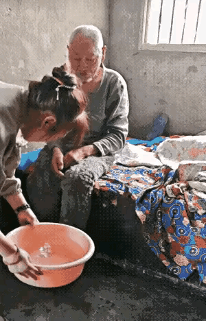 女儿给老父亲洗脚，体现了女儿对父亲的孝顺之心，可是这个老父亲也许是老糊涂了，也许