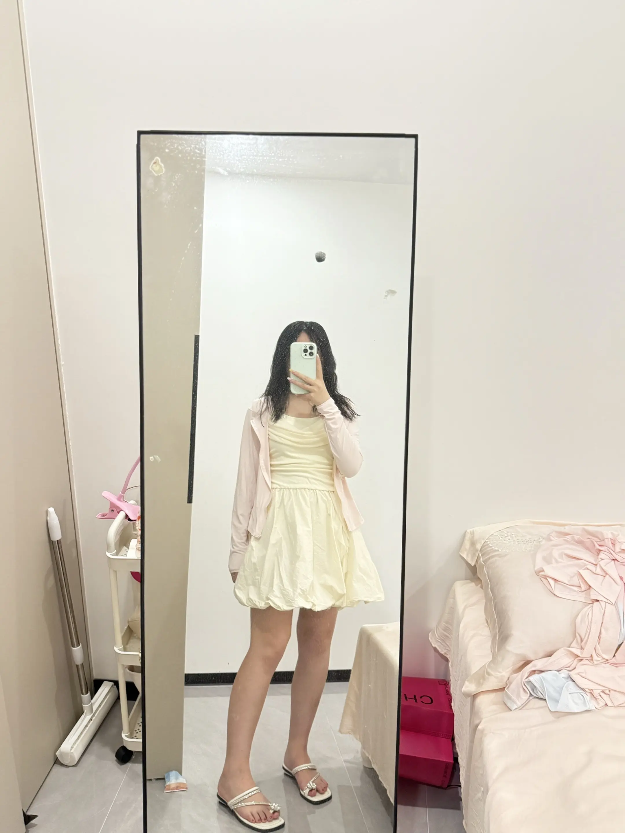 这辈子除了爱买衣服，就真的没有别的兴趣爱好了，不会打牌，不打麻将，不打...