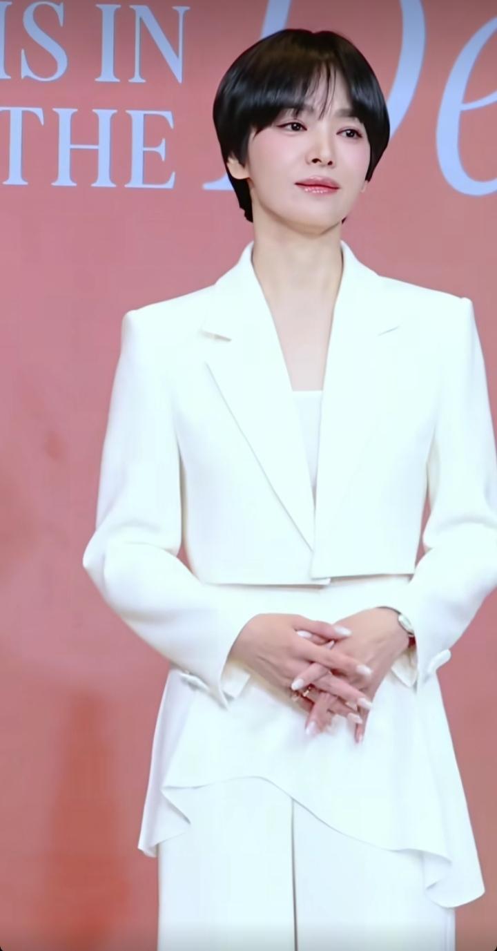 宋慧乔白西装裁碎暮色 方领盛住半捧光 发丝裁取星子的形状——爱是未写完的诗行。白