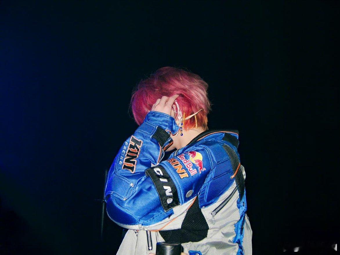 邓超 给小鹿的 谁懂啊！超哥还没走过来就知道是给小鹿的，这默契感绝了 