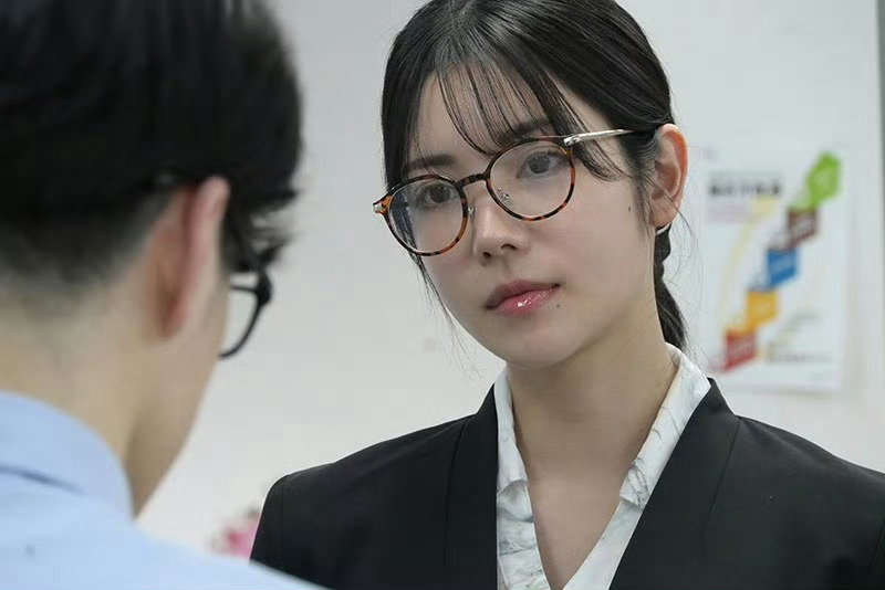 工作没做完，去了社长秘书枫花恋家里继续加班。