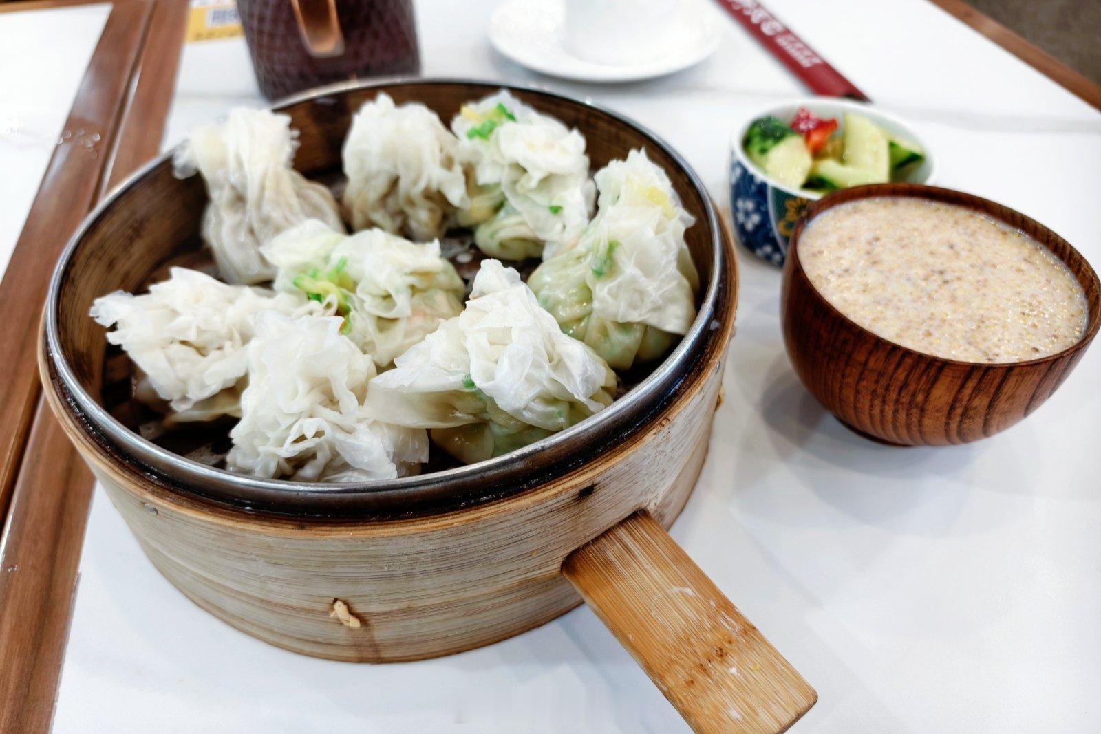 大众点评上搜到个内蒙羊肉烧麦馆，就在机场生活区。特地过来试了试，看着就不正宗，吃