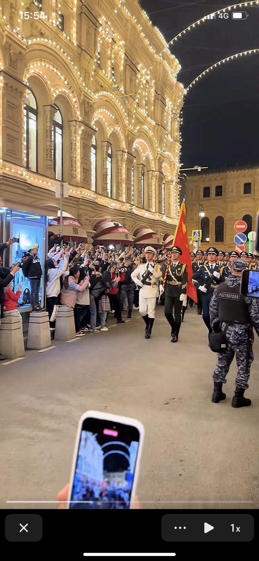红场阅兵
必将成为目前现实中的一个亮点
现在的国际环境下
小国可以跪，大国只能迎