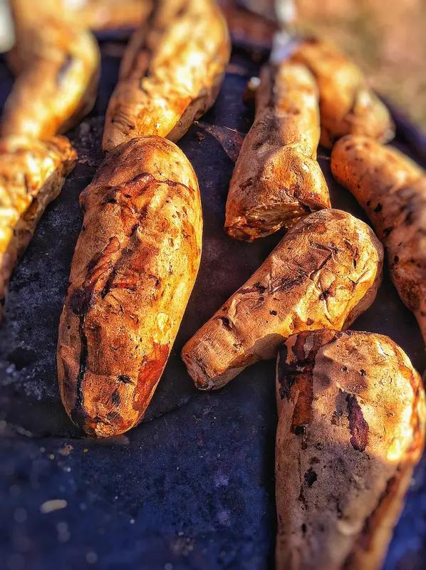 幸福不是等赚够钱、达成目标才拥有的终点，而是如冬日烤红薯、夏夜冰西瓜般具体而微的