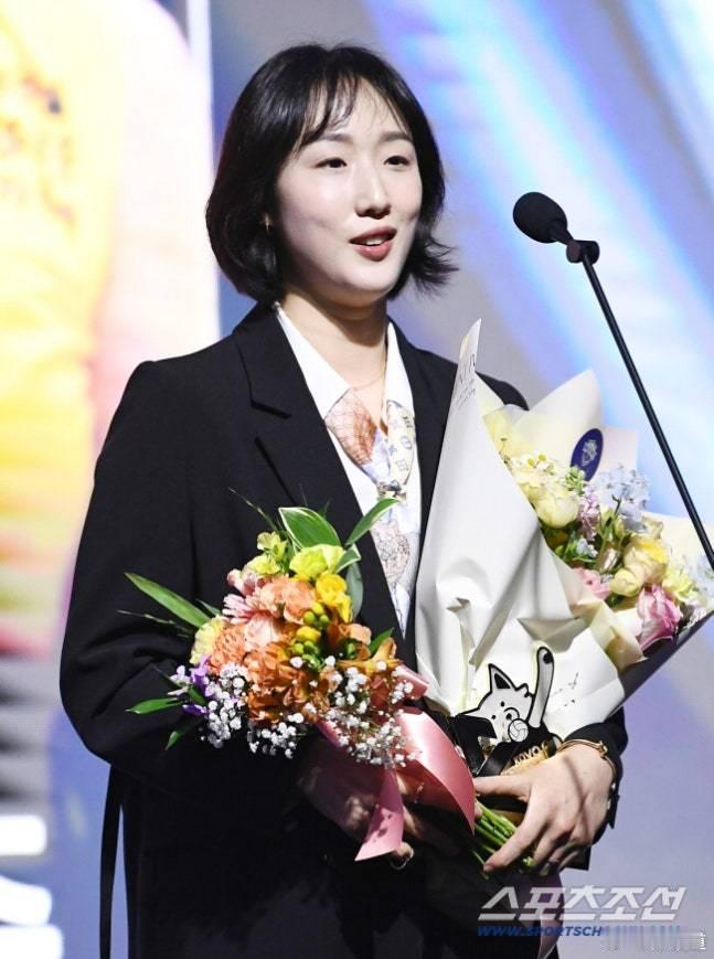 国际排坛动态韩国女排“传奇”黄连珠宣布退役 黄连珠（40岁）将结束自己的职业球员