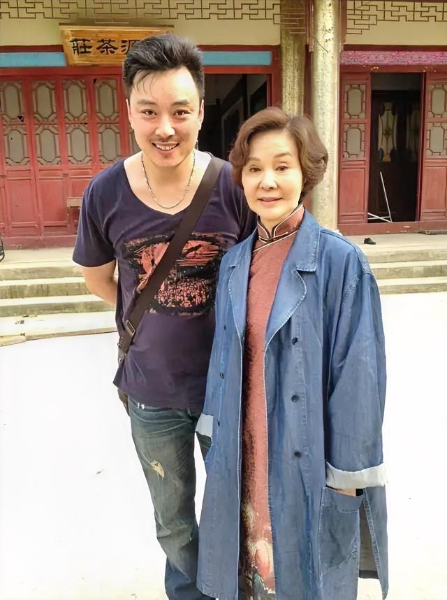 归亚蕾，82岁，163cm
82岁腰不弯，眼不瞎，耳不聋
还能演戏，状态还那么好