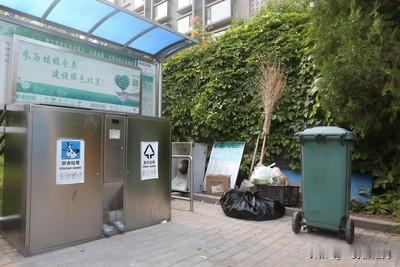 垃圾桶不是一直带盖子吗
什么时候还有无盖垃圾桶了
纽约近期引进带盖垃圾桶
被称为