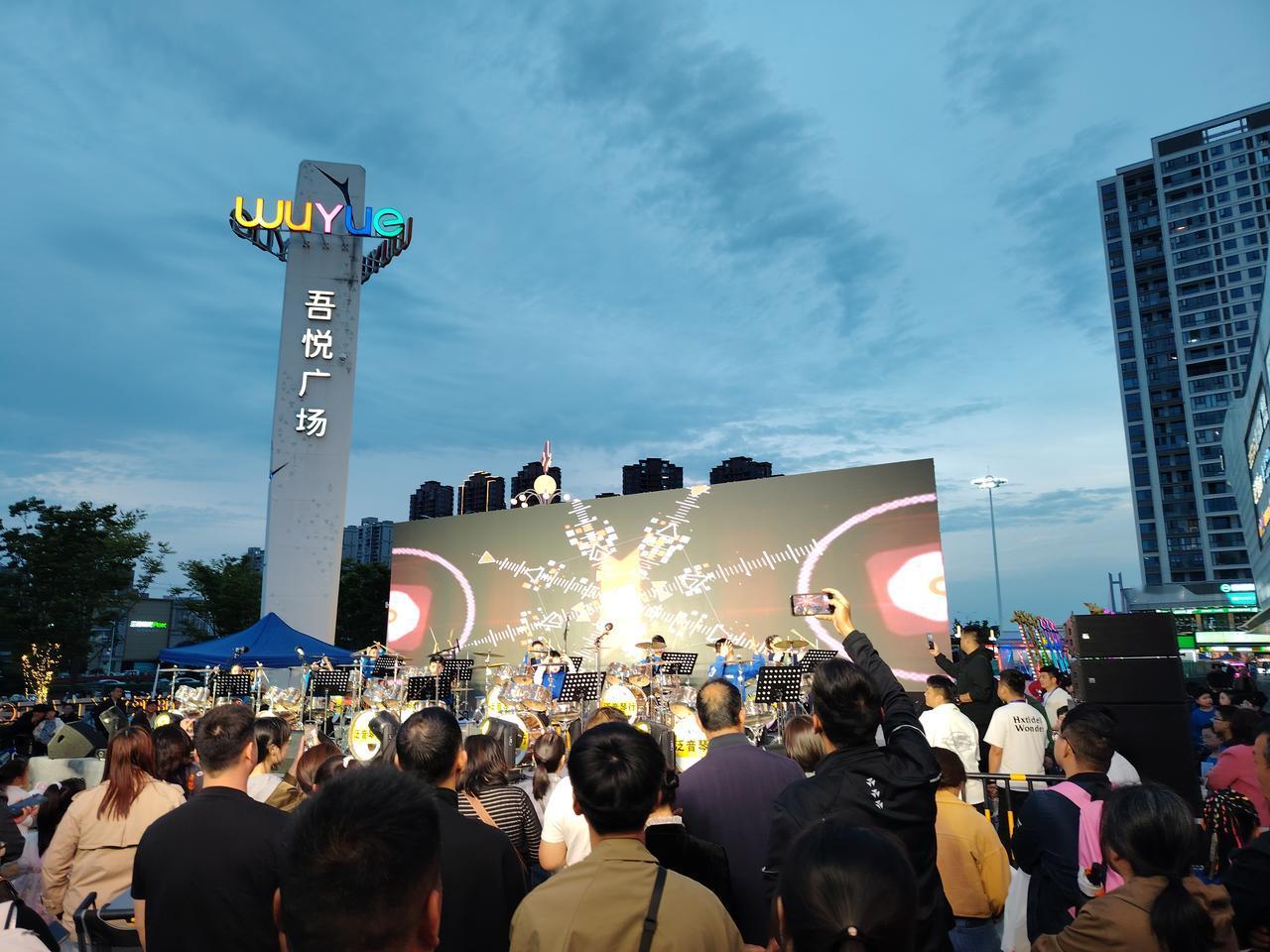 未来的演奏家
2026年5月1日晚摄于鄂州市吾悦广场