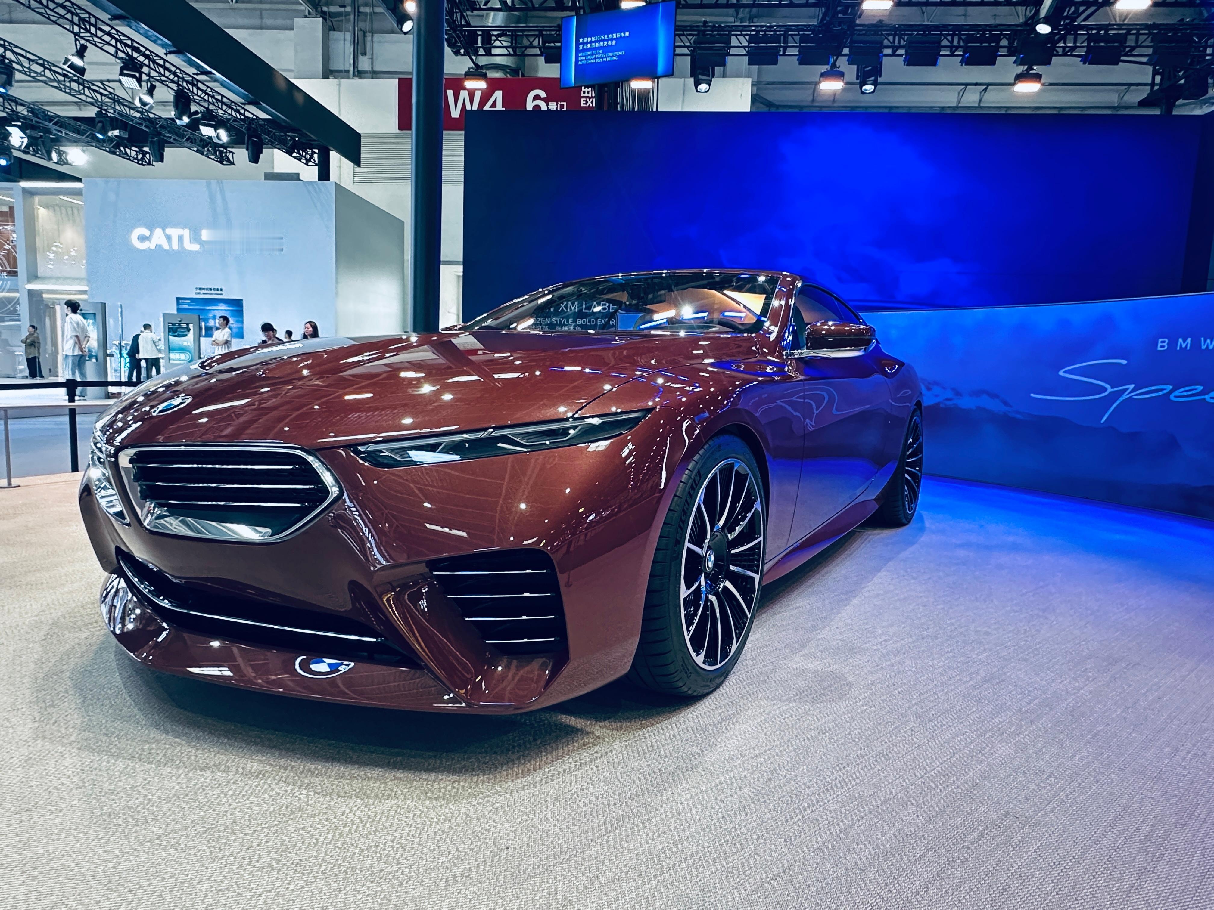 趁着工作空档，转了一些展台，看了看跑车们配的轮胎。 我在视频里聊过，轮胎是车辆底