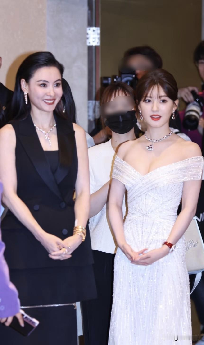 都说美人怕迟暮，
但张柏芝却像吃了“防腐剂”：
43岁状态依然能打，和小18岁的