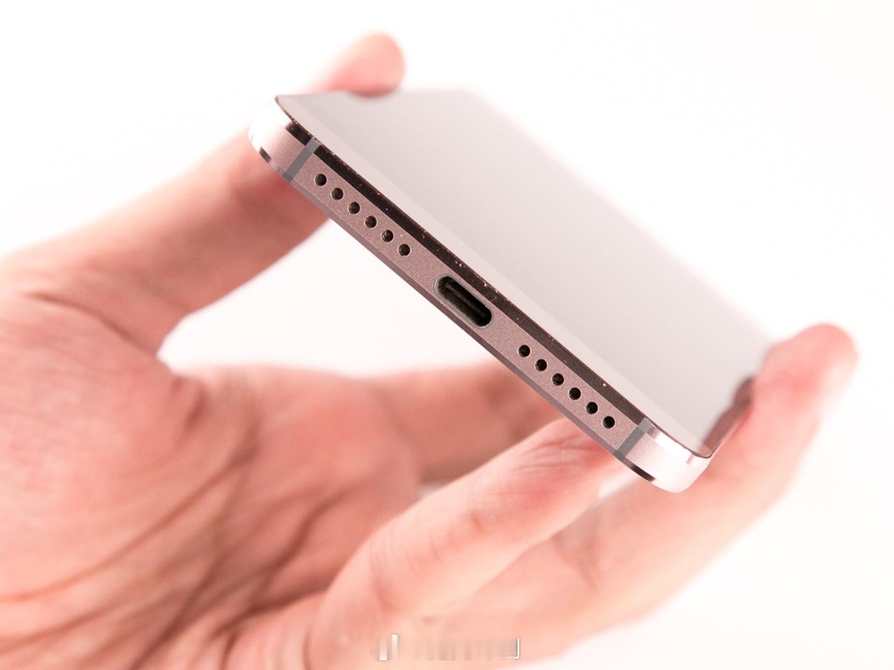 第一个取消耳机孔的第一个取消耳机孔的手机并不是 iPhone 7，而是当年还在「
