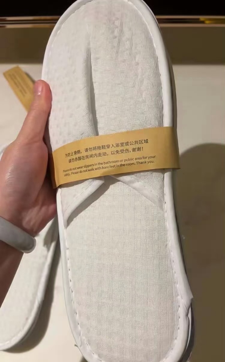 万豪酒店承认拖鞋循环多次使用 果然不是一次性的，万豪没有住过上百次，也有几十次了