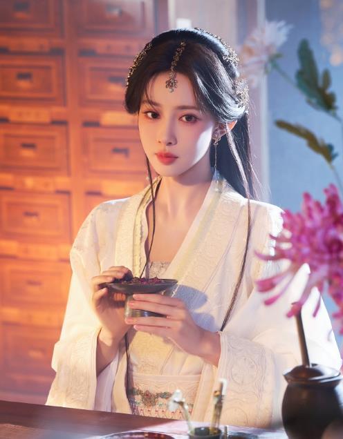 孟子义美人带血的含金量 孟子义发文：我花开后百花杀~还配了战损妆美照。不得不说孟