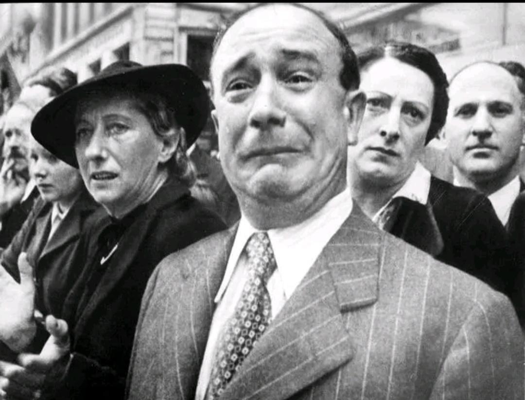 男人为失去爱妻而哭，
直至她下葬；
男人为失去祖国而哭，
直至他下葬！

这是一