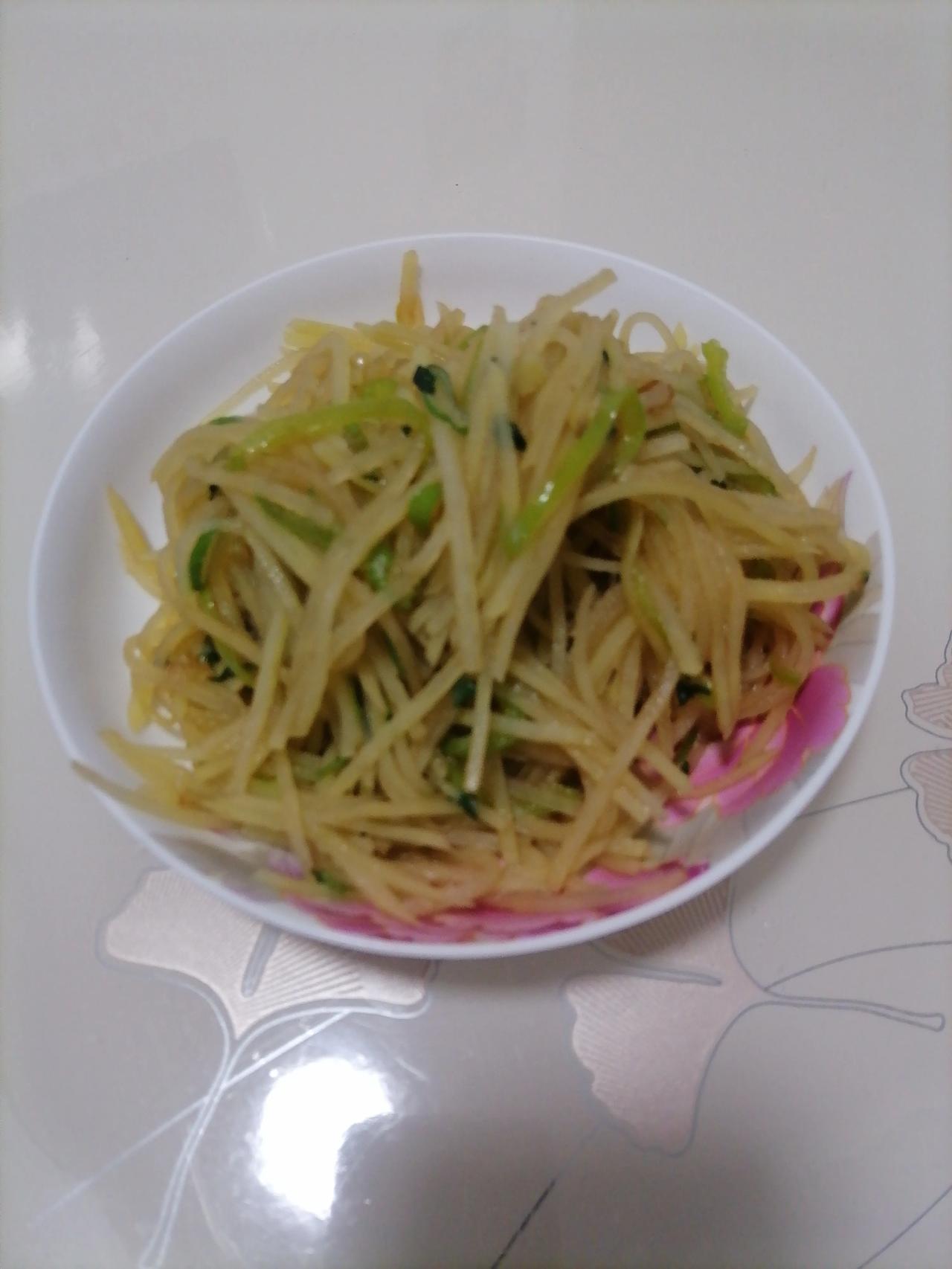 菜香扑鼻，滋味无穷。这就是家的感觉，本人不喜欢大鱼大肉，只喜欢这样的家常小菜一碟