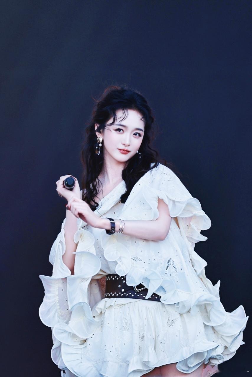 何泓姗音乐节粤语好上头何泓姗音乐节选曲审美在线从演员到音乐节歌手，何泓姗的进步肉