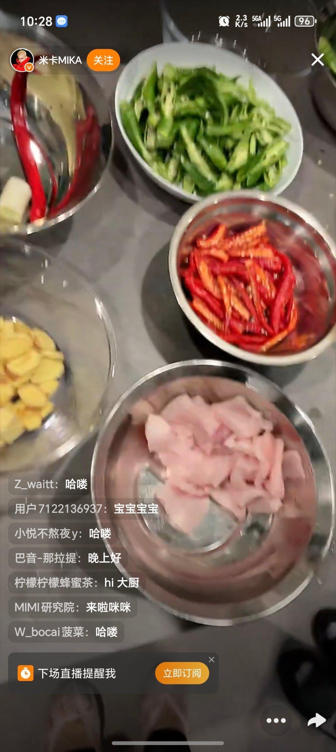 原来米卡才是中国胃 米卡专门找厨师学辣椒炒肉，这学习的热情比我学英语还积极，中国