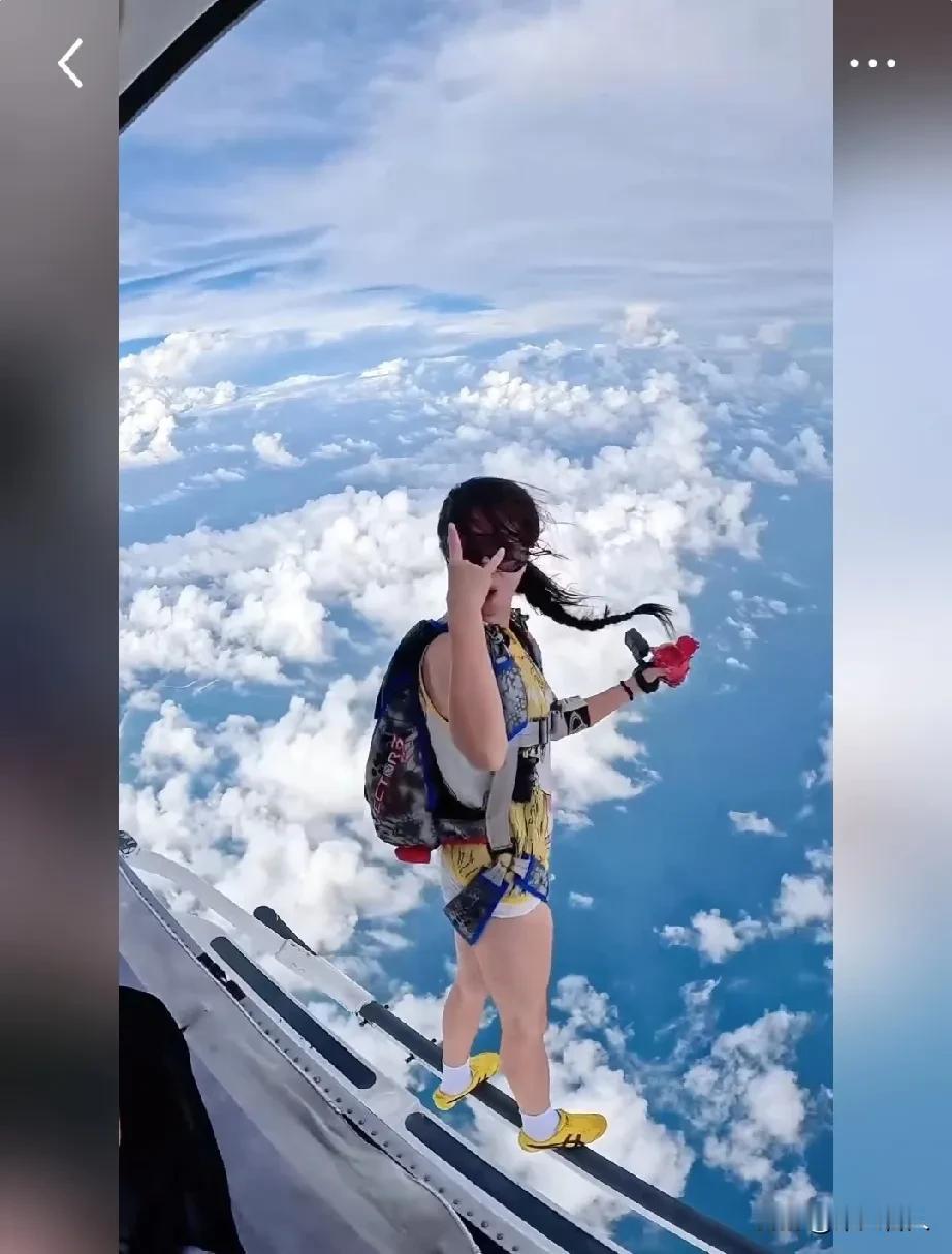 高空跳伞的刺激体验，云海之上自由飞翔！