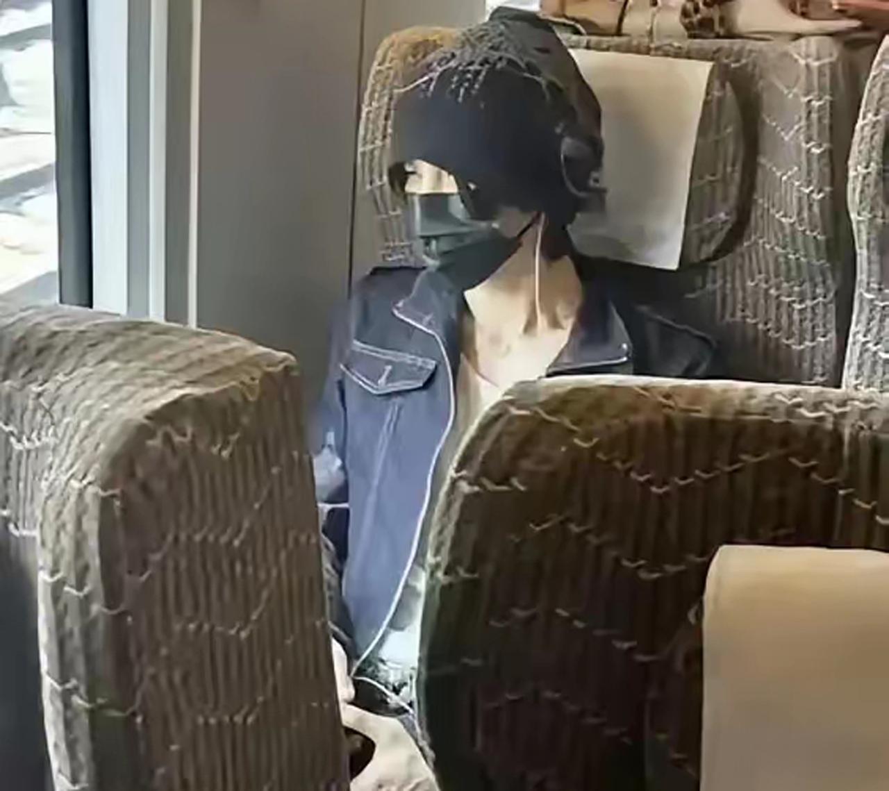 【李权哲高铁占座引热议！周兆成：对号入座是法律义务，公众人物更无特权】
 
艺人