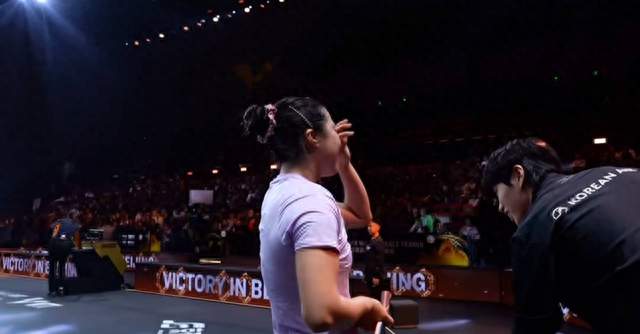 申裕斌3比2淘汰早田希娜却哭了！现场一边倒助威，连球童都感谢