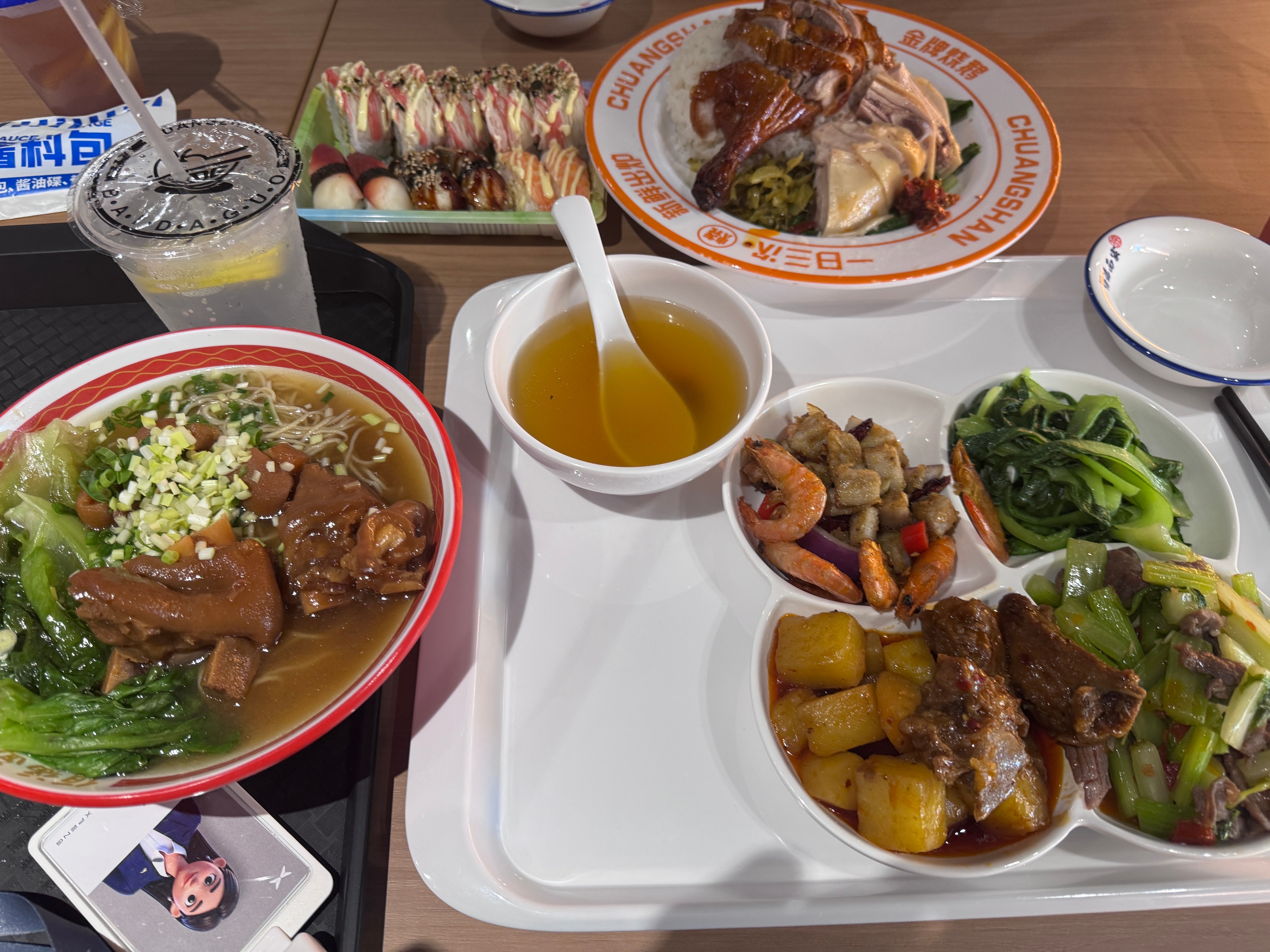 来恰小鹏（食堂）的饭了。阿姨打饭也打得太实在了点[捂嘴哭]这下给我吃胖了就算是工