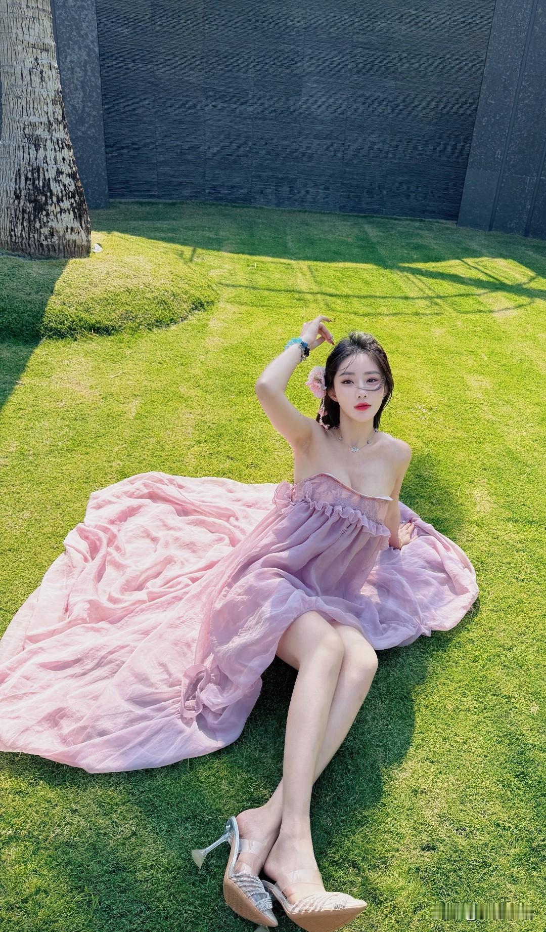 阳光下的粉色公主裙，温柔优雅，美不胜收！🌞👗💖