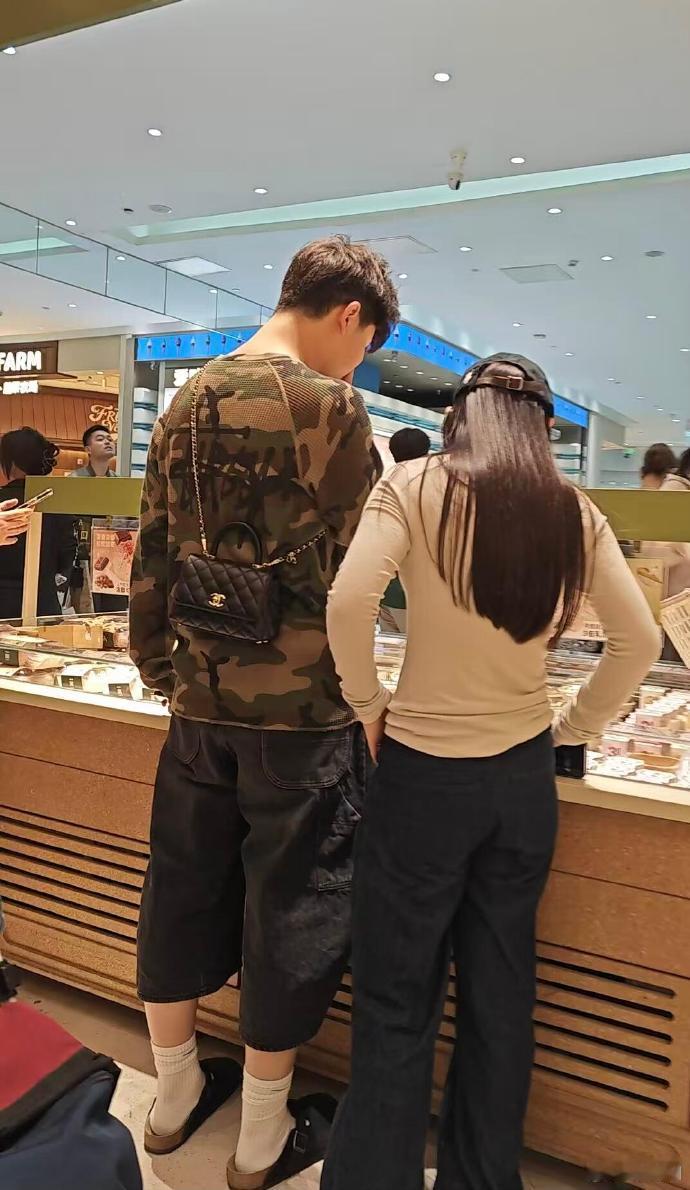 沙溢大儿子14岁了安吉14岁了 网友偶遇沙溢大儿子和女生逛街，14岁的年纪就已经