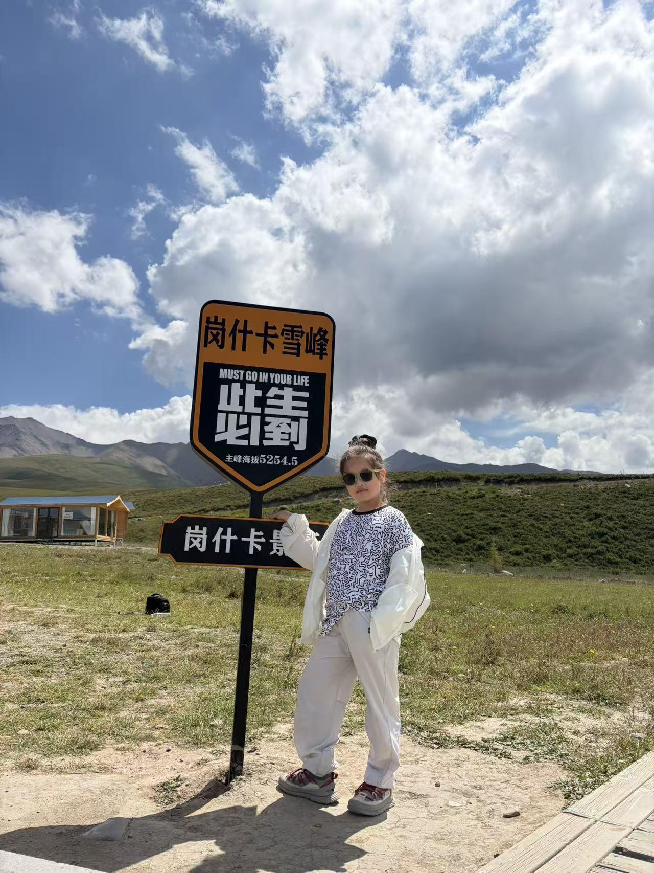 我家七岁多的大孙宝跟着爱玩的父母基本上把祖国的大江南北跑遍了。
东北华北，西南华