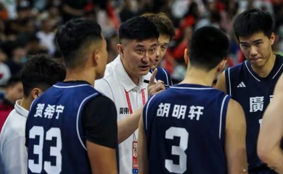 广东赢了天津42分，太轻松了，基本没什么抵抗就拿下了，这场5人得分上双，胡明轩杜