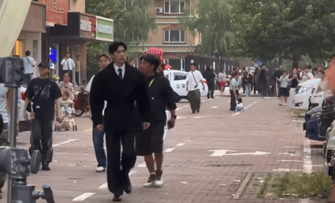 早春晴朗井柏然自带的衣服只能寄希望于导演会拍了，反正路透这些衣服我都看不懂，路透