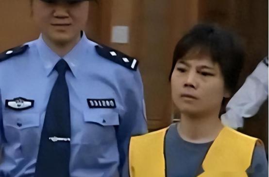 2006年，女校长在阁楼发现白骨，才晓得自己一家人竟跟尸体同住了差不多10年。而