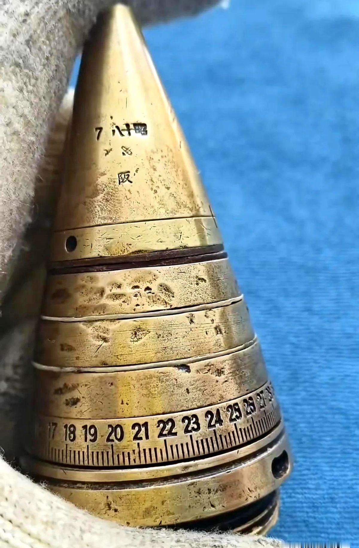 一枚1943年日本高射炮引信，在苏北农村当吊线锤用了大半辈子，大爷不肯卖，最后还